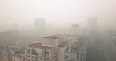 Kiev Ukrayna - 18 Nisan 2020. Tehlikeli hava kirliliği, şehir. 