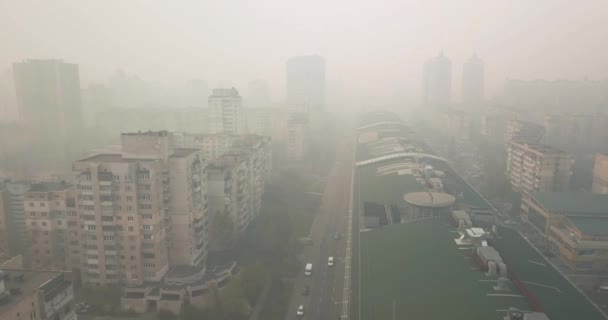 Kiev Ucrania - 18 de abril de 2020. Peligrosa contaminación del aire, la ciudad — Vídeos de Stock