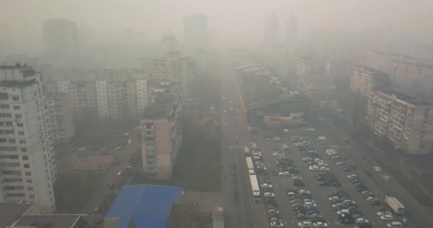 Kyjev Ukrajina - 18. dubna2020. Nebezpečné znečištění ovzduší, město — Stock video