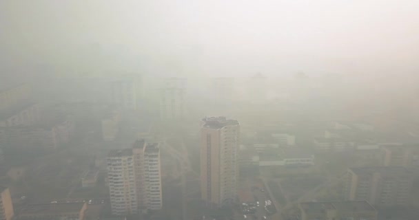 Kiev Ucrania - 18 de abril de 2020. Peligrosa contaminación del aire, la ciudad — Vídeos de Stock