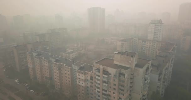 Kiev Ucrania - 18 de abril de 2020. Peligrosa contaminación del aire, la ciudad — Vídeos de Stock