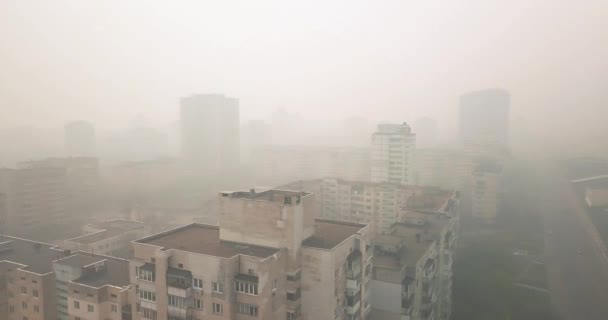 Kiev Ucrania - 18 de abril de 2020. Peligrosa contaminación del aire, la ciudad — Vídeos de Stock