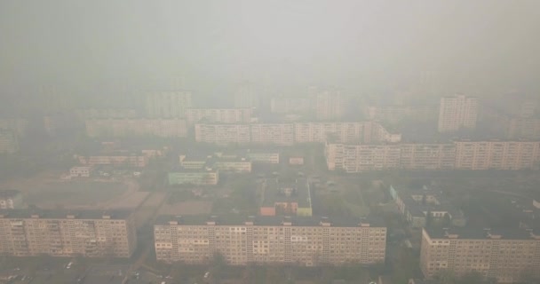 Kiev Ucrania - 18 de abril de 2020. Peligrosa contaminación del aire, la ciudad — Vídeo de stock