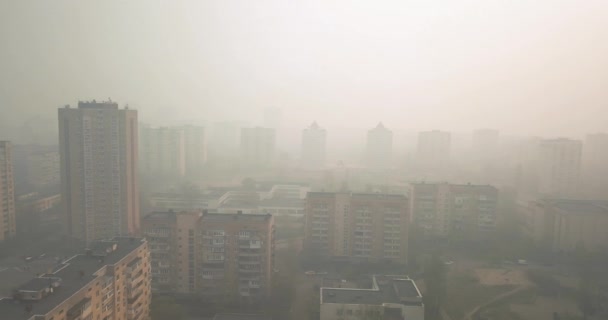 Kiev Ucraina - 18 aprile 2020. Inquinamento atmosferico pericoloso, la città — Video Stock