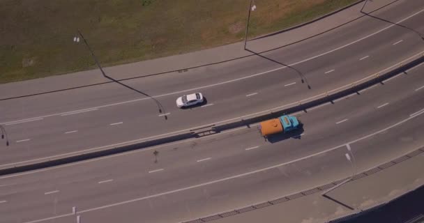 Een gespecialiseerde auto reinigt de weg, auto 's rijden rond op een zonnige dag — Stockvideo