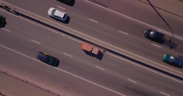 A specialized car cleans the roadside, cars go around on a sunny day — Stock Video