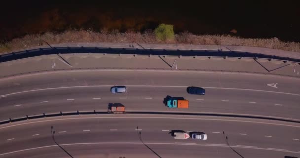 En specialiserad bil rengör vägkanten, bilar går runt på en solig dag — Stockvideo