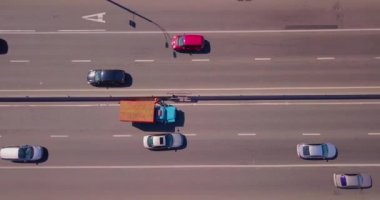 Özel bir araba yol kenarını temizler, güneşli bir günde arabalar dolaşır.