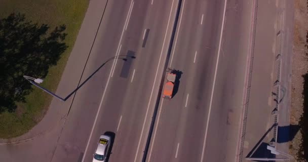 Specializované auto uklízí u silnice, auta jezdí za slunečného dne — Stock video