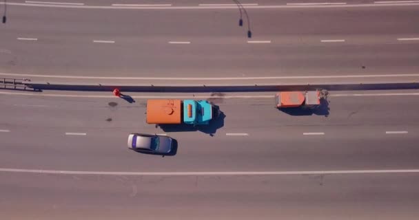 Özel bir araba yol kenarını temizler, güneşli bir günde arabalar dolaşır. — Stok video