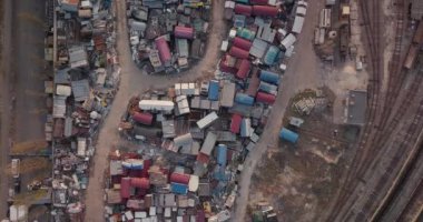 Gün batımında demir tezgahların en üst görüntüsü.