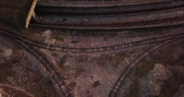 Se extiende sobre las líneas ferroviarias del metro que van desde DEPO hasta el túnel subterráneo — Vídeo de stock