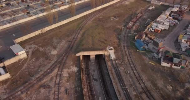 Se extiende sobre las líneas ferroviarias del metro que van desde DEPO hasta el túnel subterráneo — Vídeo de stock