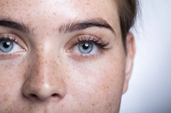 Un gros plan d'une personne aux yeux bleus regardant la caméra — Photo