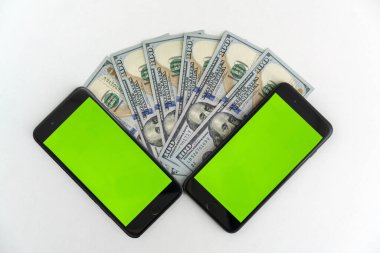 Chromakey ve 100 dolarlık banknotları olan iki mobil cihaz.