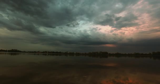 Dramáticas nubes sobre el horizonte del atardecer del río — Vídeo de stock