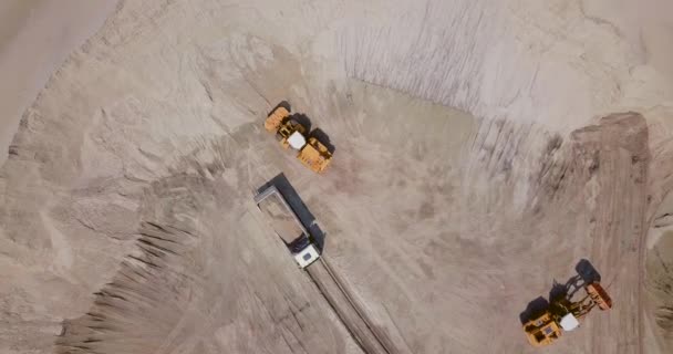 O trabalho do equipamento de carregamento na pedreira de areia — Vídeo de Stock