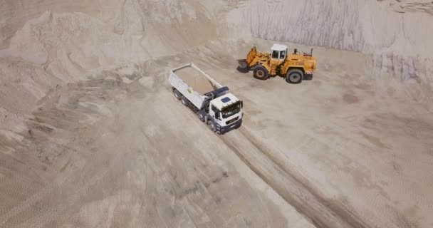 O trabalho do equipamento de carregamento na pedreira de areia — Vídeo de Stock