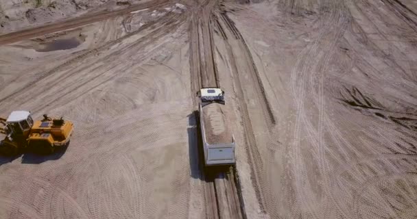 Práce na nakládacím zařízení v lomu písku — Stock video