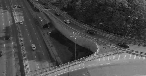 Vägkorsning från bron till motorvägen, svart och vit video. — Stockvideo