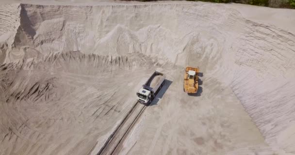 O trabalho do equipamento de carregamento na pedreira de areia — Vídeo de Stock