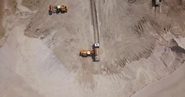 The work of loading equipment in the sand quarry — Stock Video