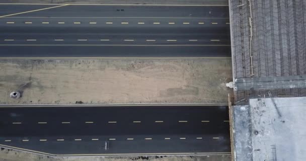 Let nad výstavbou výměnného mostu na dálnici, na které jezdí automobily — Stock video
