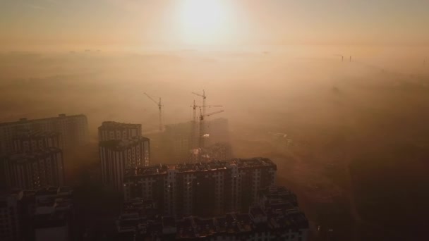 Ochtendvlucht bij dageraad over de bouw van huizen, prachtig uitzicht — Stockvideo