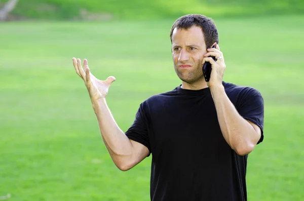 Kızgın adam cep telefonu üzerinde.