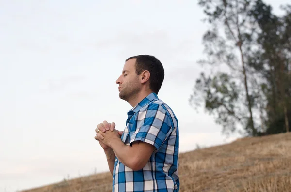 Junger Mann betet. lizenzfreie Stockbilder