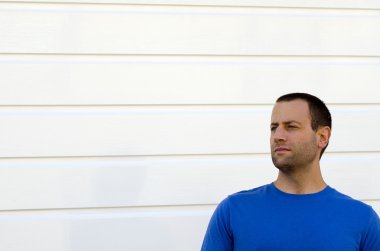 Kısma adam açık havada beyaz bir arka plan karşı.