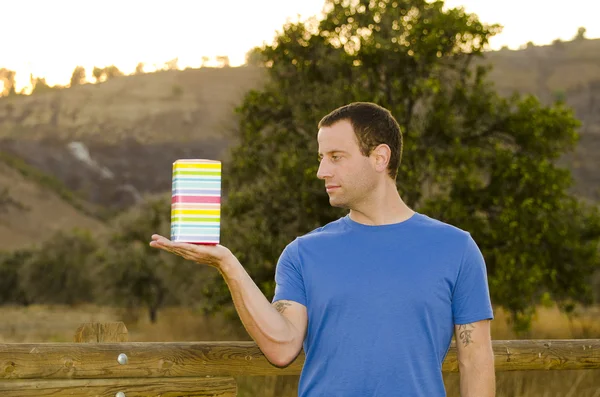 Adam ciddi ifade bir renkli seyir ile elini yan sunmak sarılmış.