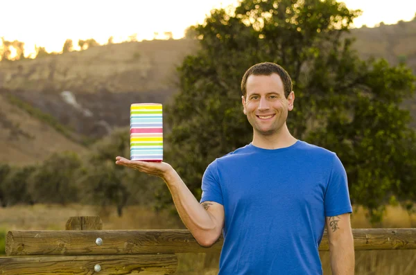 bir hediye ile gülümseyen adam.