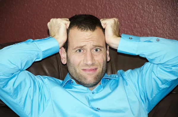 Adam saçını çekerek dışarı vurguladı.