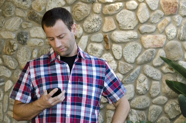 Açık havada onun akıllı telefon kullanan adam