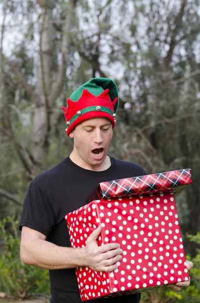Homme surpris par les cadeaux de Noël ! — Photo