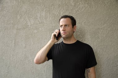 İlgili bir telefon olan adam.