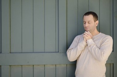 adam açık havada dua.