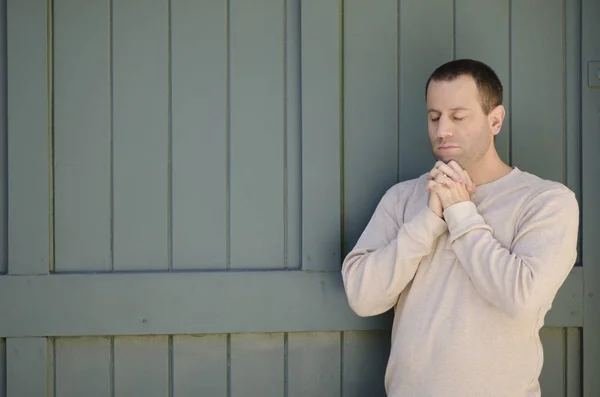 adam açık havada dua.