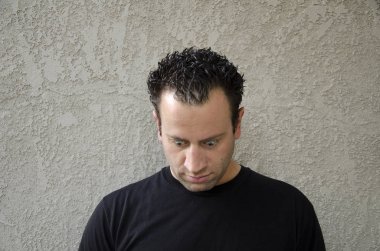 Aşağı mı hissediyorsun? Adam aşağı bakıyor.