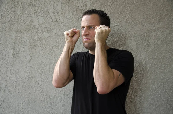 Sıkılı yumruklarını ile kızgın adam.