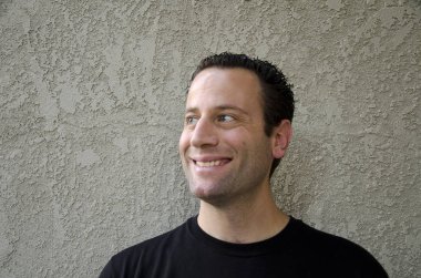 Çekici adam yan bakıyor.