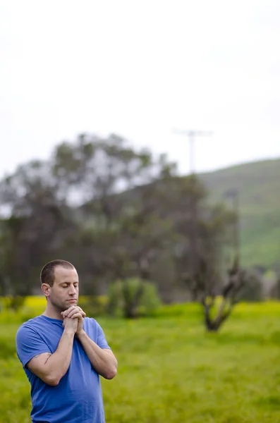 Adam dışarıda dua.