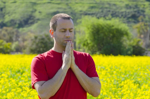 Adam tek başına içinde dua bir doğa açık bir alana.