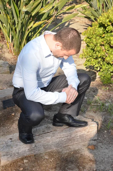 Adam tek başına baş eğdi crouching dua.