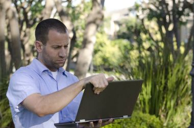 Onun kucak tepe üzerinde açık havada çalışan iş adamı.