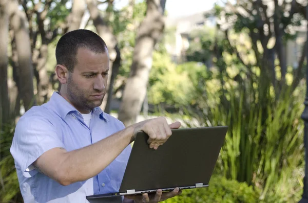 Onun kucak tepe üzerinde açık havada çalışan iş adamı.
