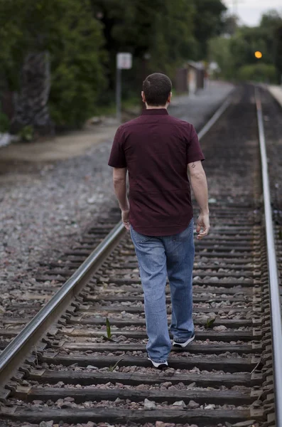 Demiryolu yürüyen adam.