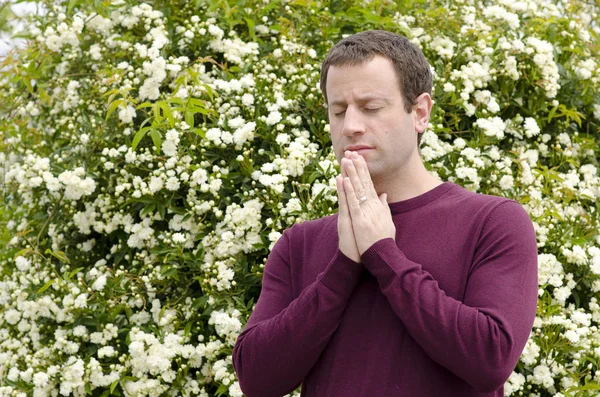 Adam açık havada elleri ile birlikte dua.