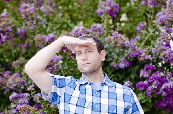 İyimser adam gelecek için umut verici bir biçimde bakan.